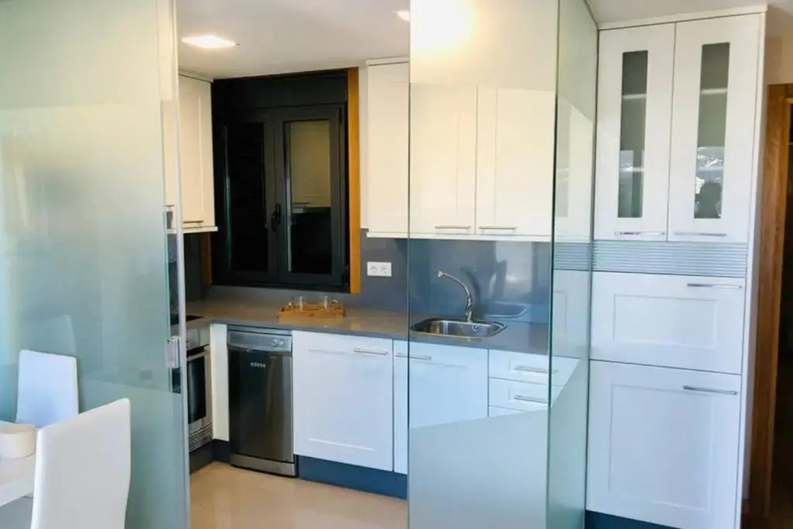 Apartamento con piscina y terraza al lado de la playa