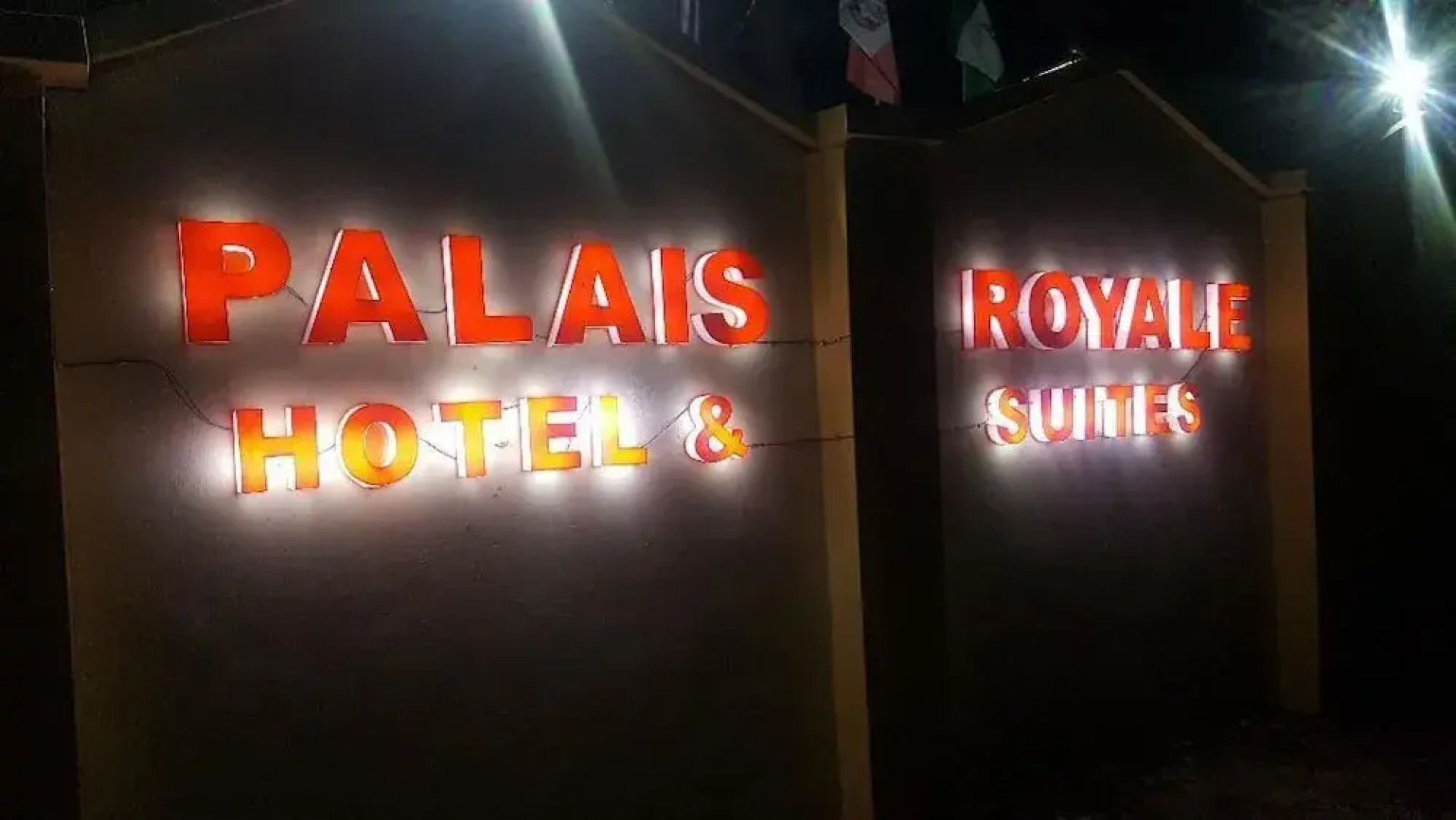Palais Royale Hotel & Suites