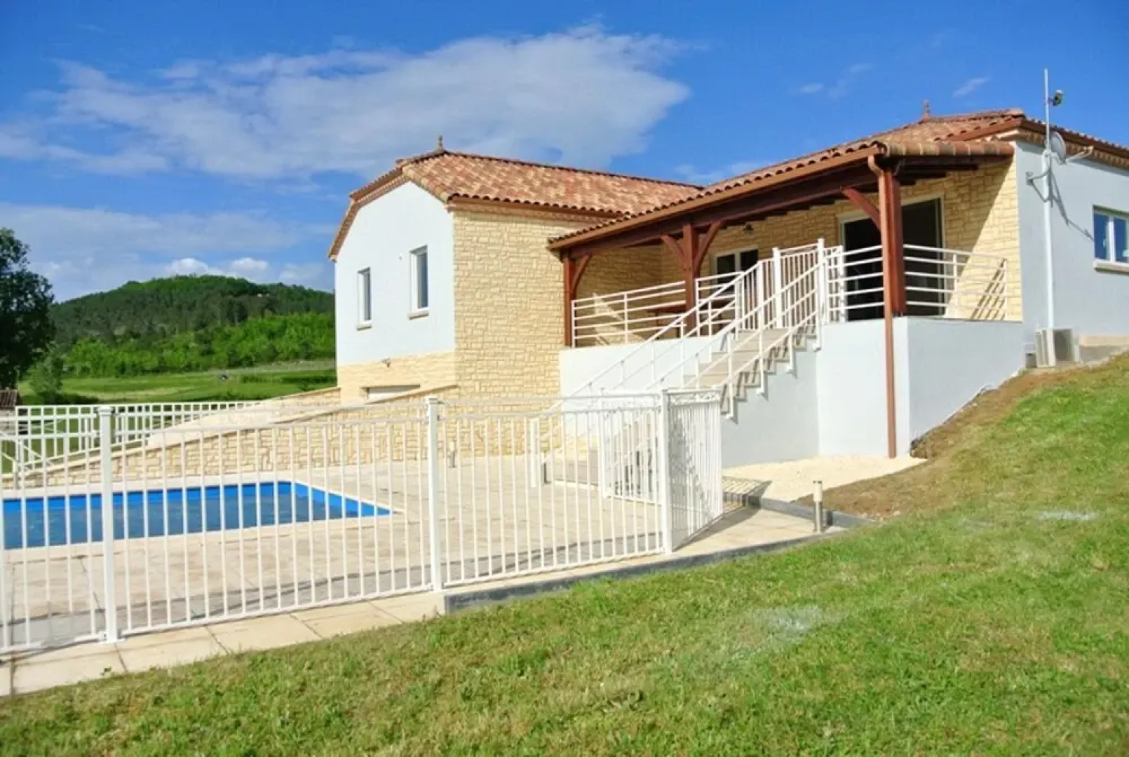 Villa With 4 Bedrooms in Prayssac, With Wonderful Mountain View, Priva