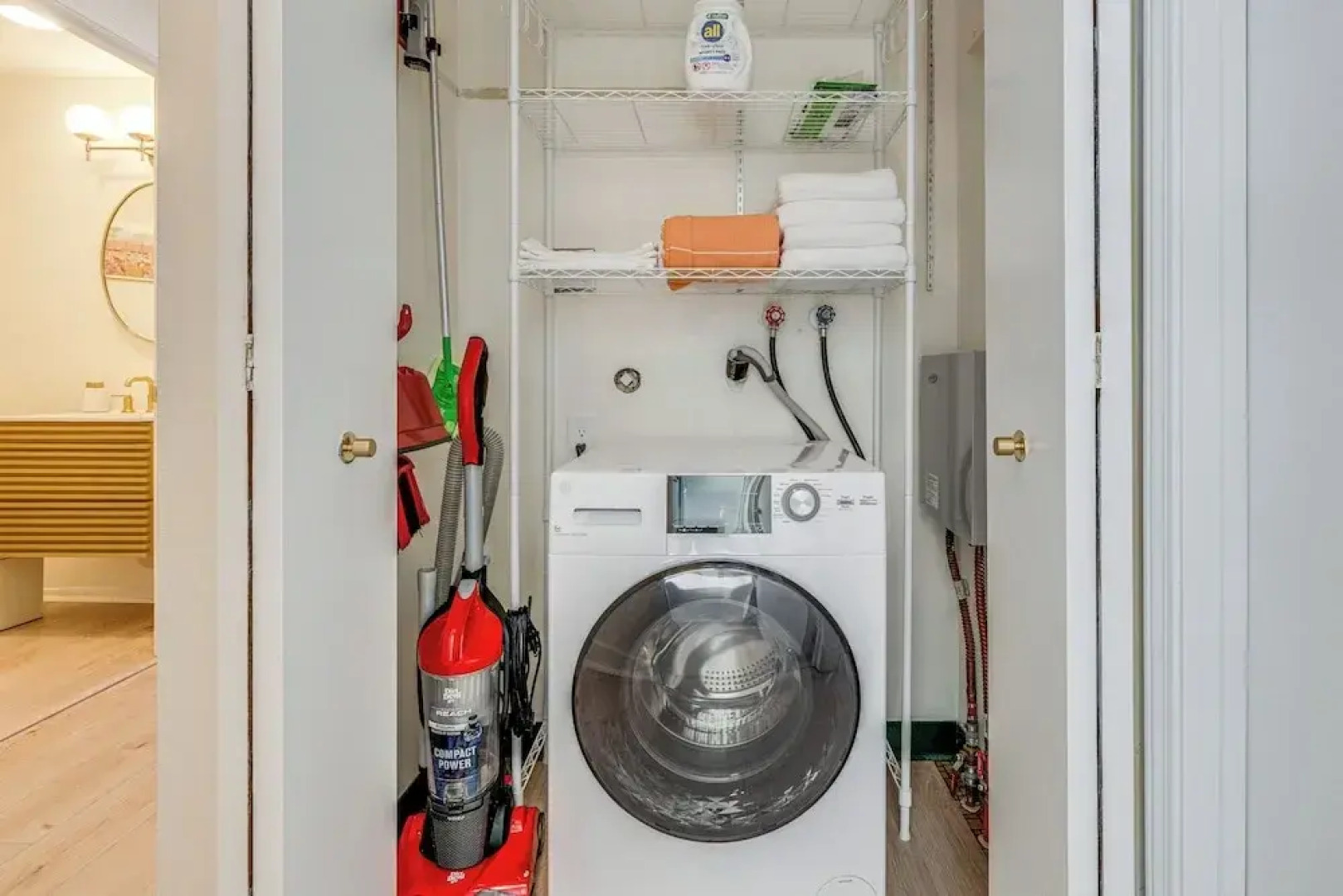 Modern Oregon Cottage w/ Hot Tub: Walk to Beach!