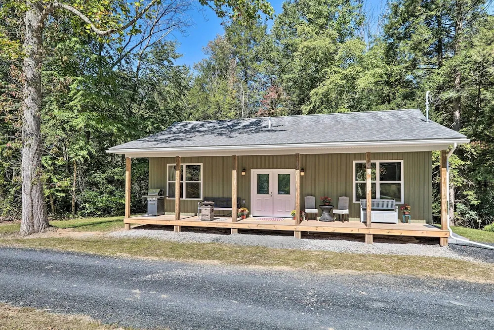 16 Mi to Ski Slopes! Creekside Poconos Cottage