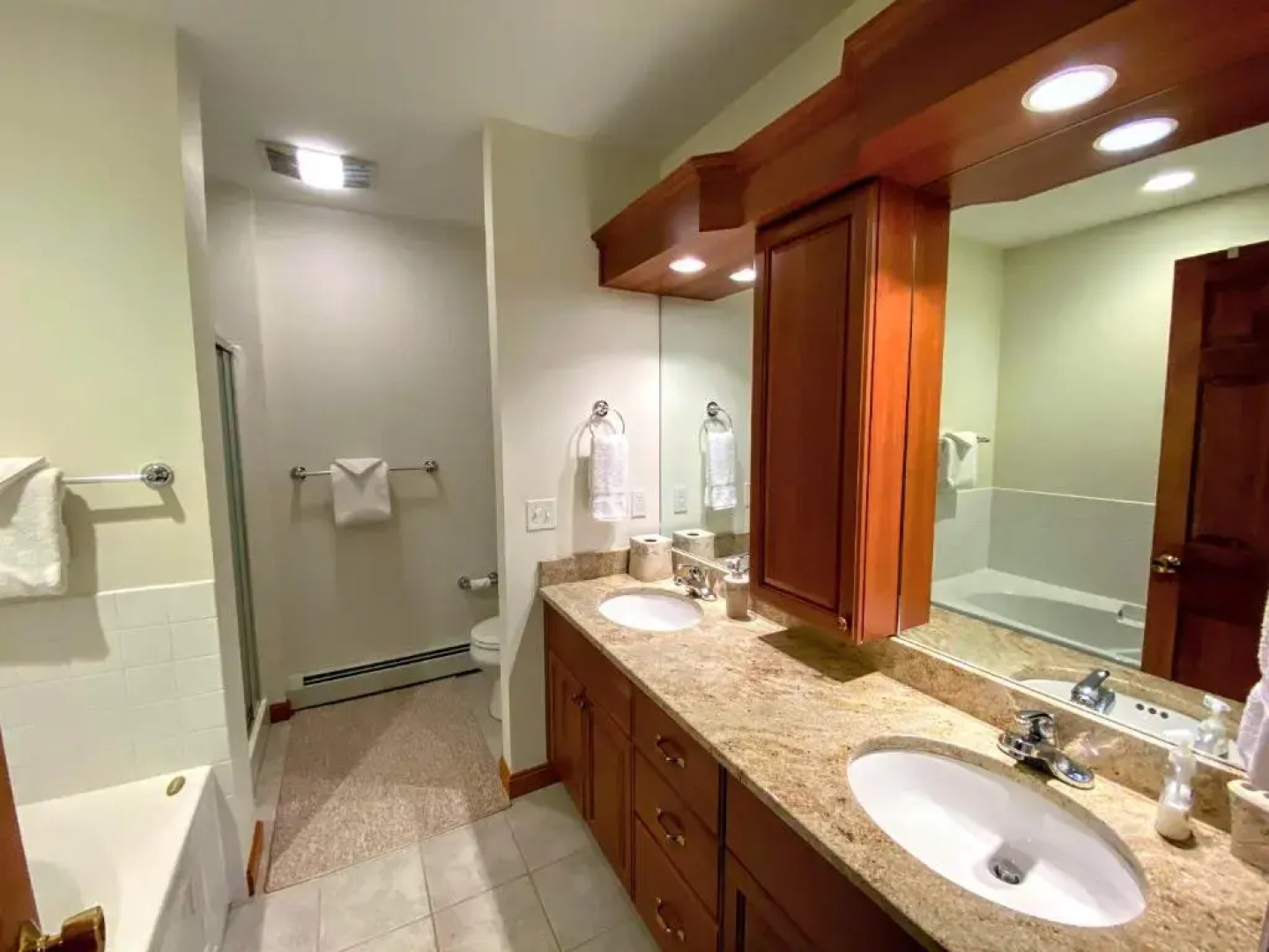 H5 Luxurious Stonehill Townhome With Magnificent ski Slopes View hot tub