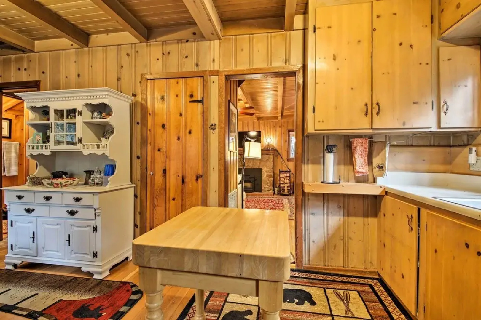 Vintage 'snow White' Cottage ~ 2 Miles to Village!