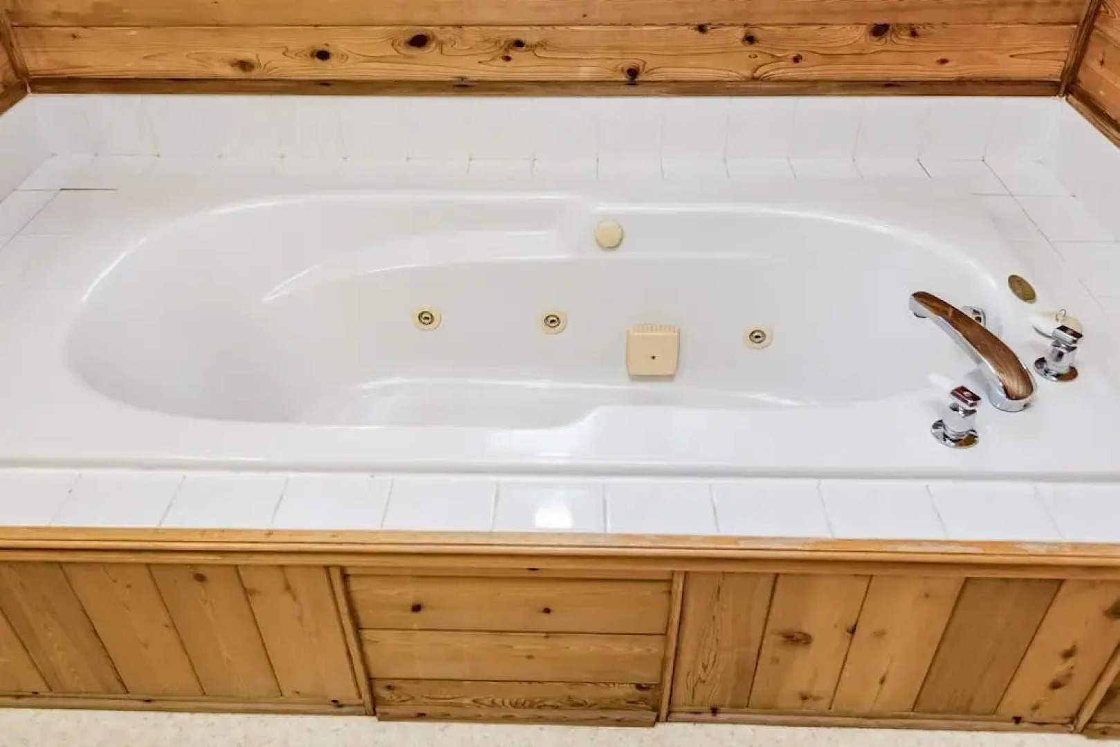 Grandview Beach House an Incredible Beach Waterfront is Waiting for You!