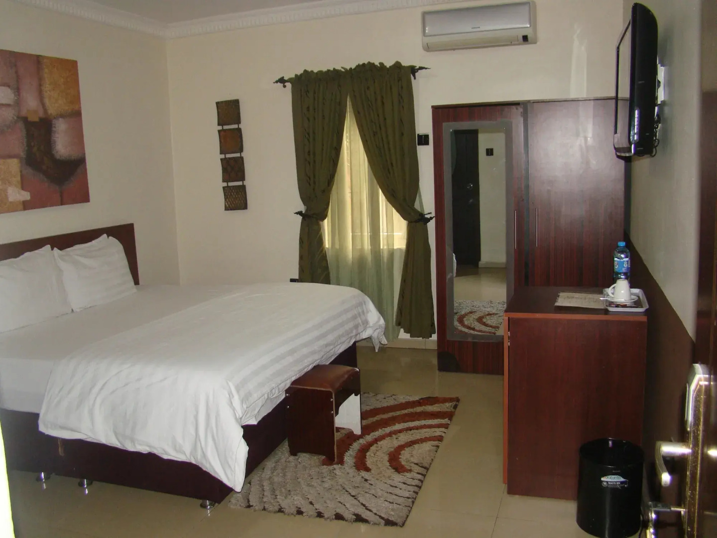 Charlie's Place And Suite