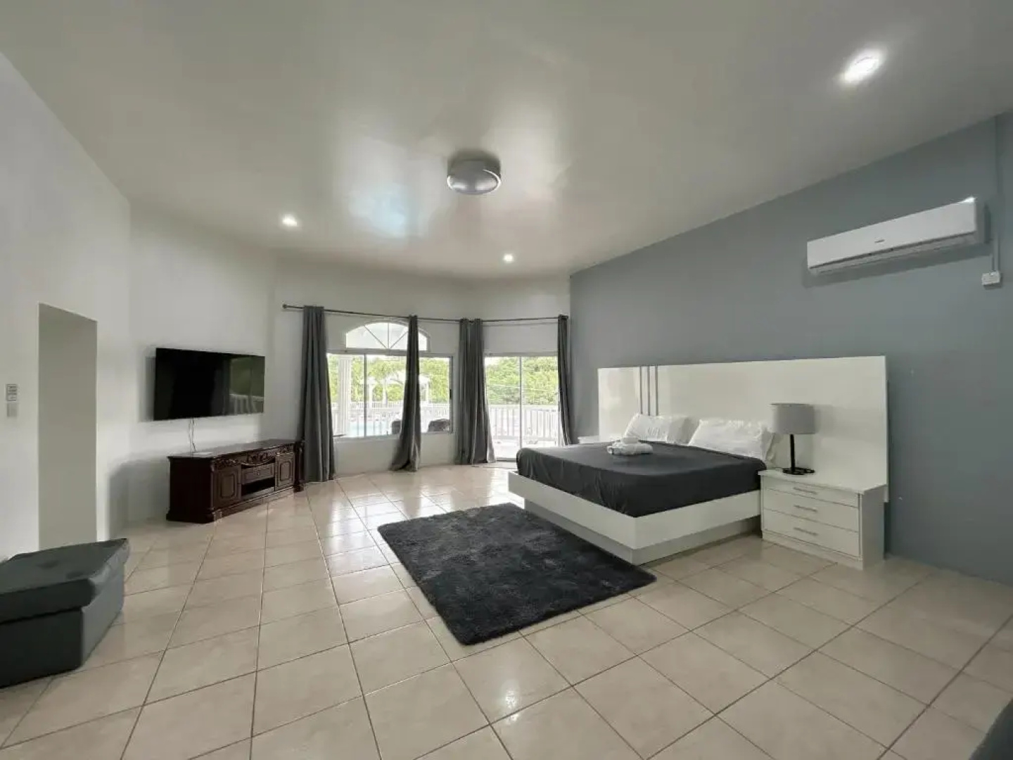 Luxury 5BD Villa - Massive Pool & Outdoor Vibe
