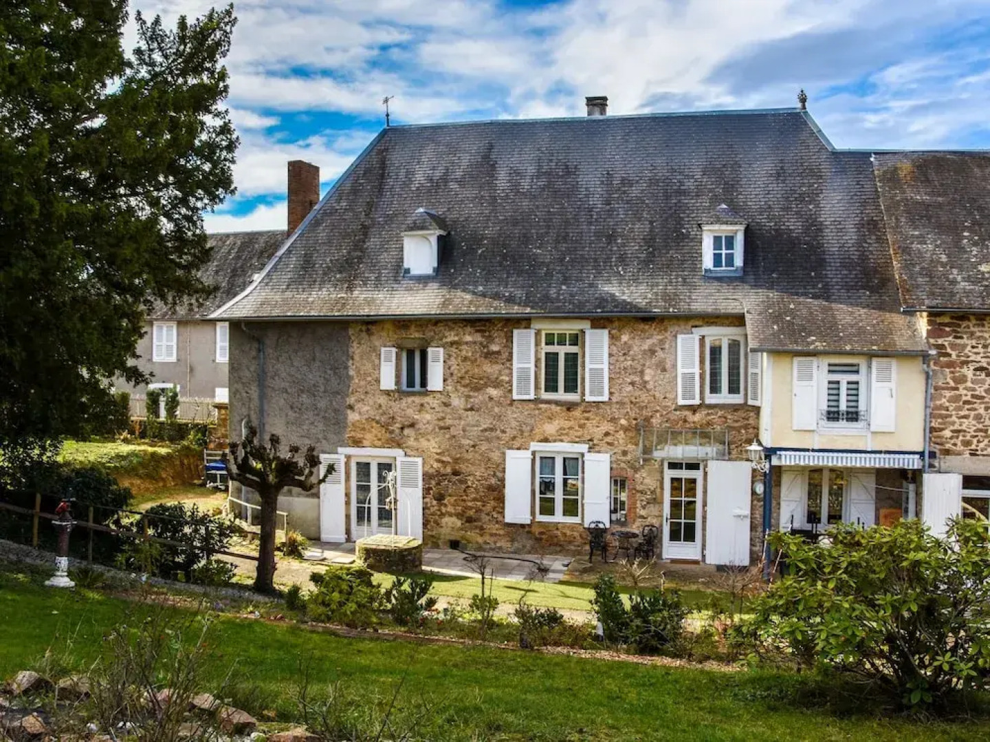 Fantastic property with large swimming pool and garden in the heart of France!