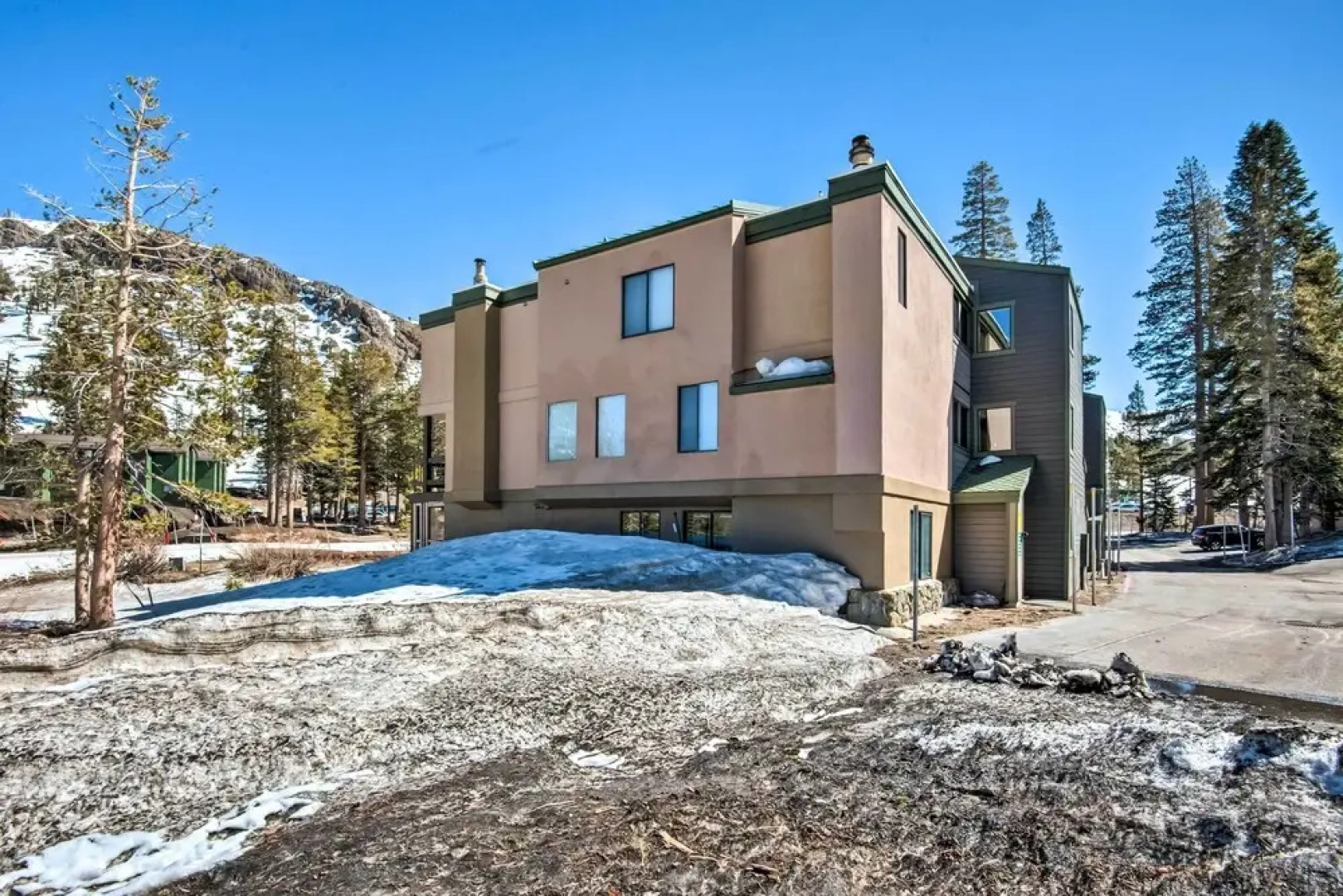 Walk to Ski Lift & Village: Lovely Kirkwood Condo!
