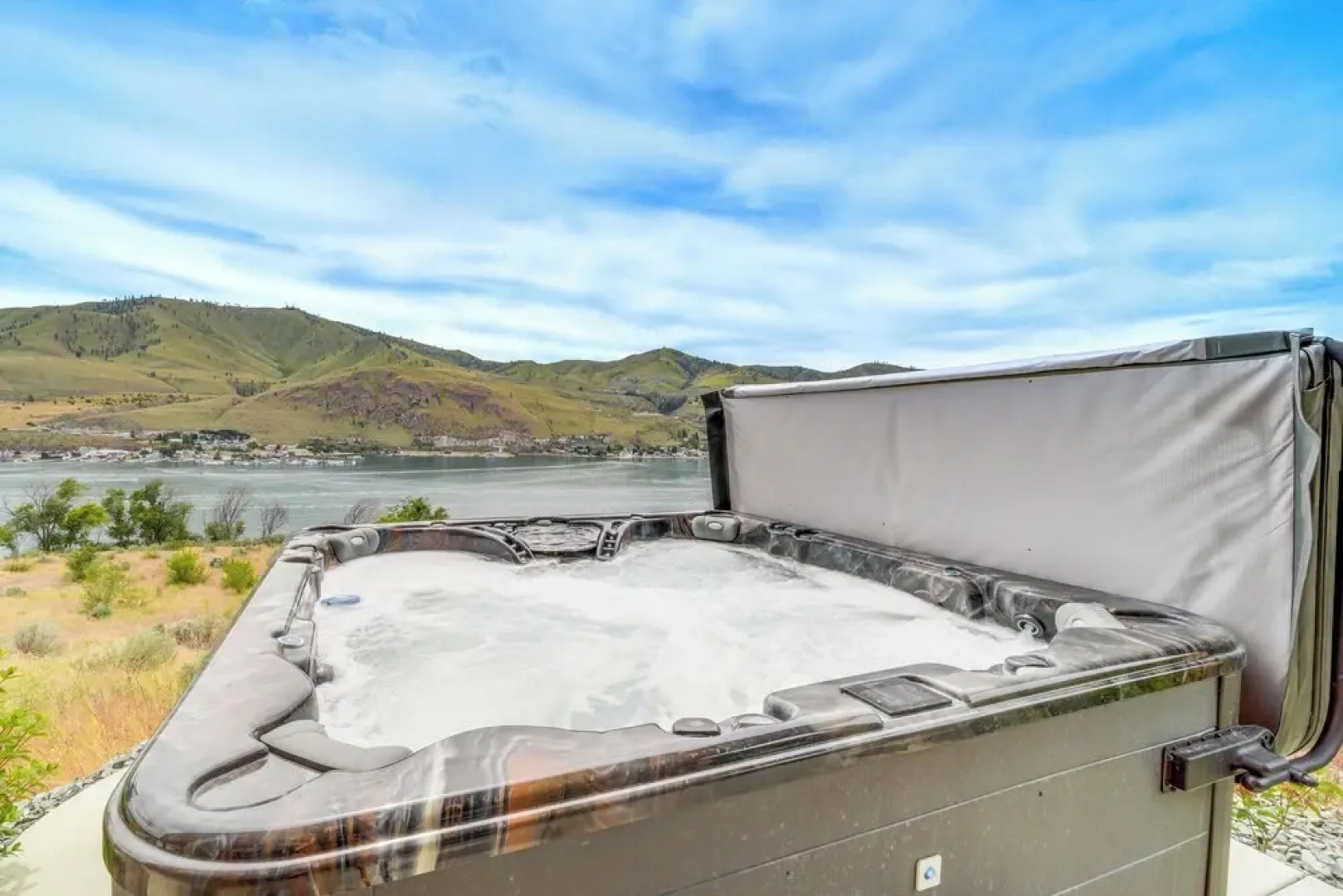 Hot Tub & Lake Views: Lake Chelan Lookout Home!