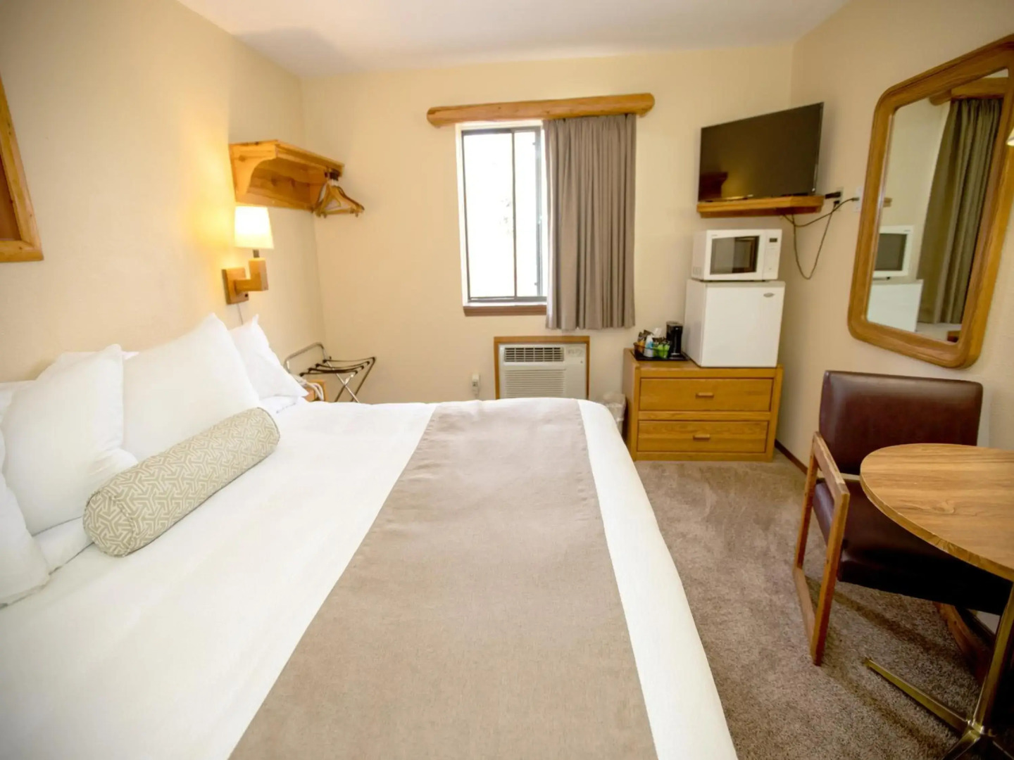 Beartooth Hideaway Inn and Cabins