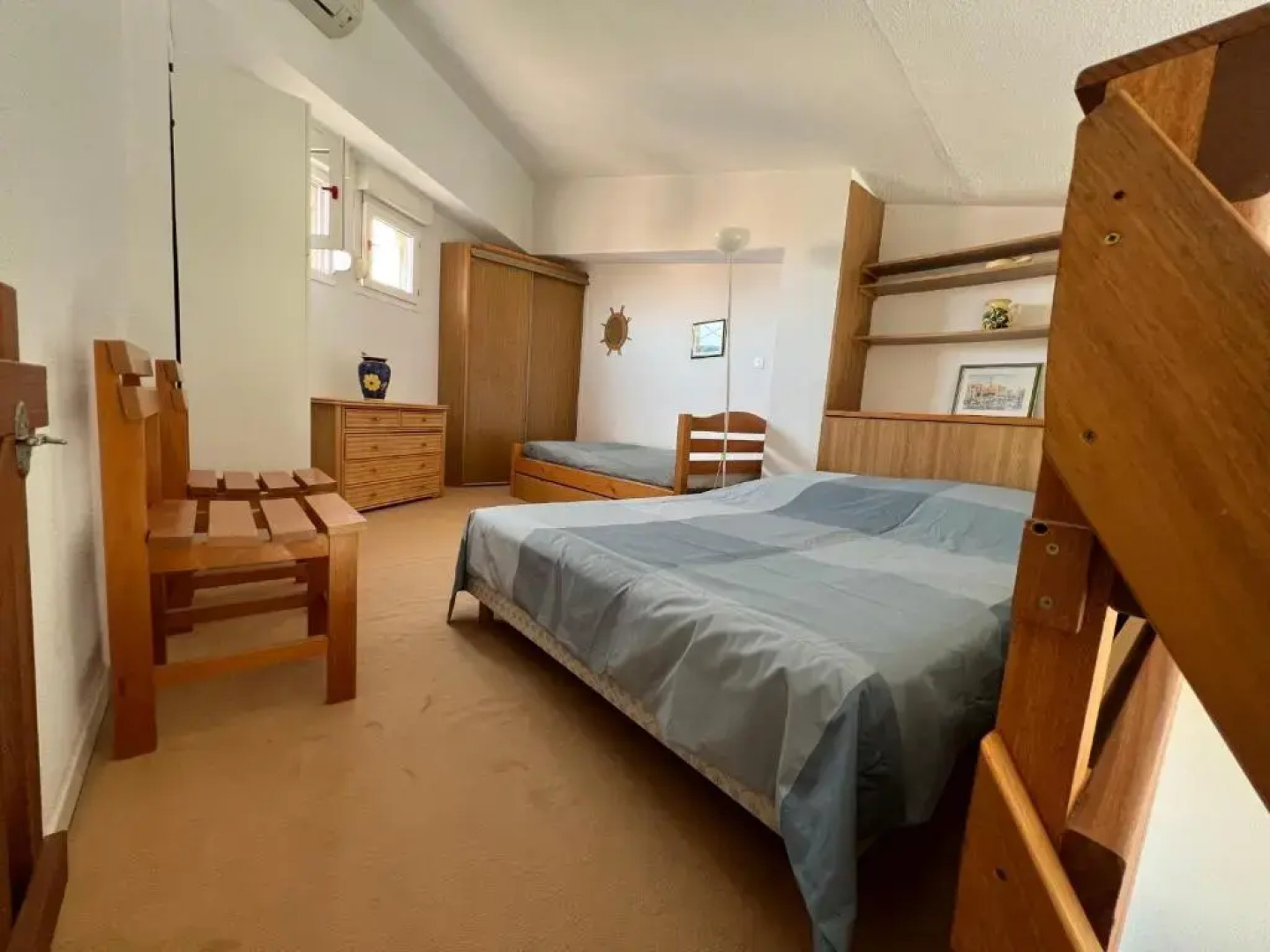 5 personnes les pieds dans l'eau à Santa-Cruz