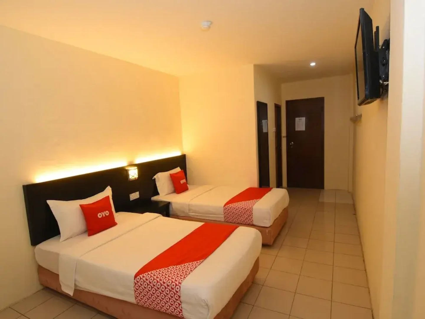 OYO 89627 Hotel Sarina