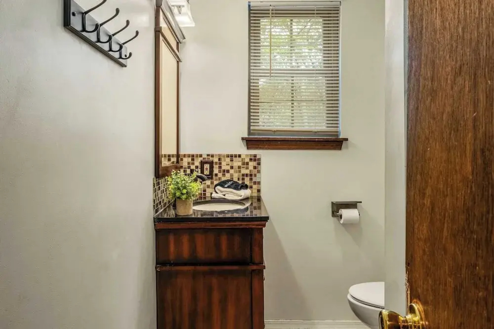 Sky View Chalet by Avantstay Stunning Interior, Spacious Deck, Hot Tub, & View