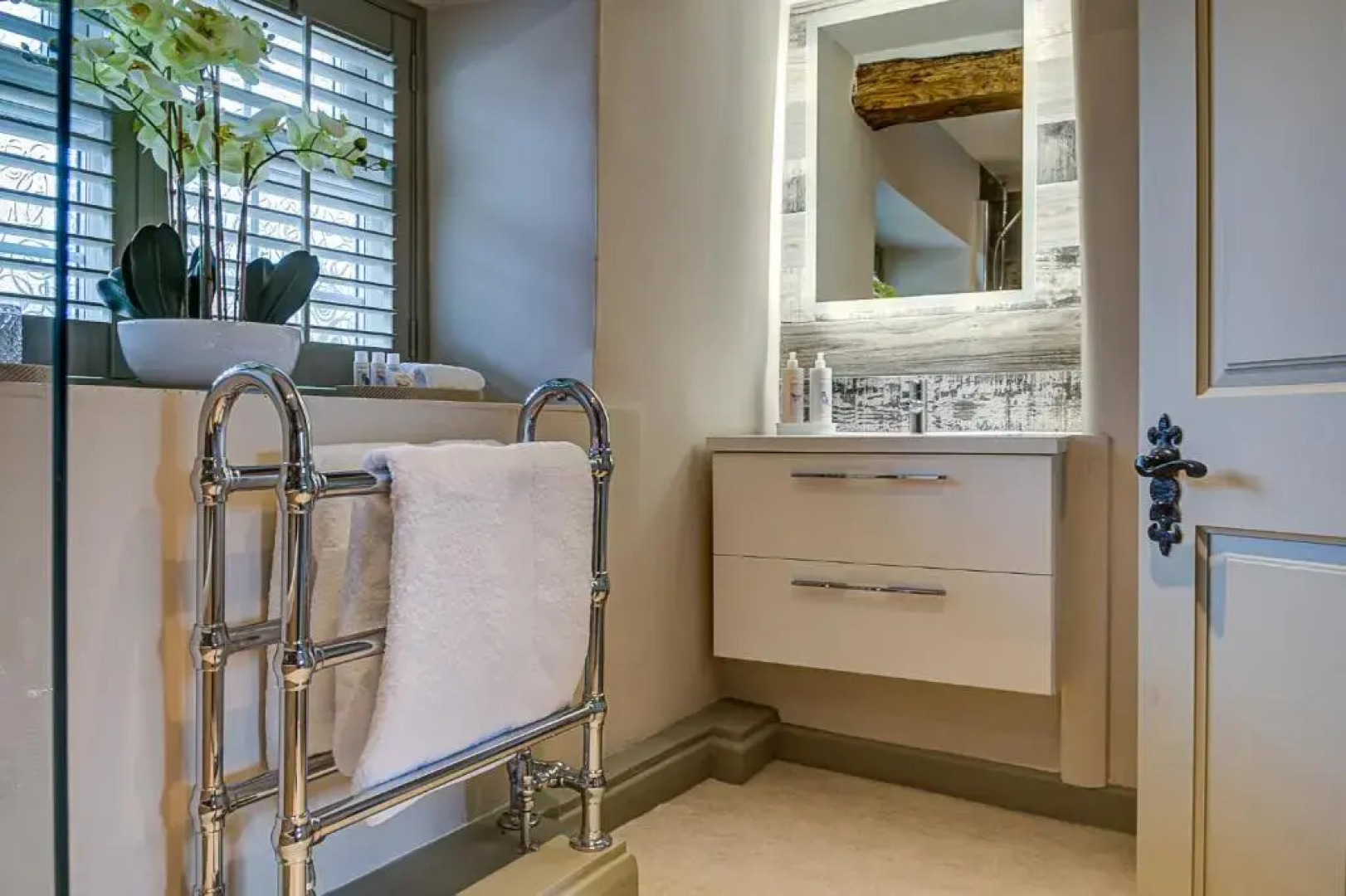 Two linked cottages sleeps 10 Cotswold town centre