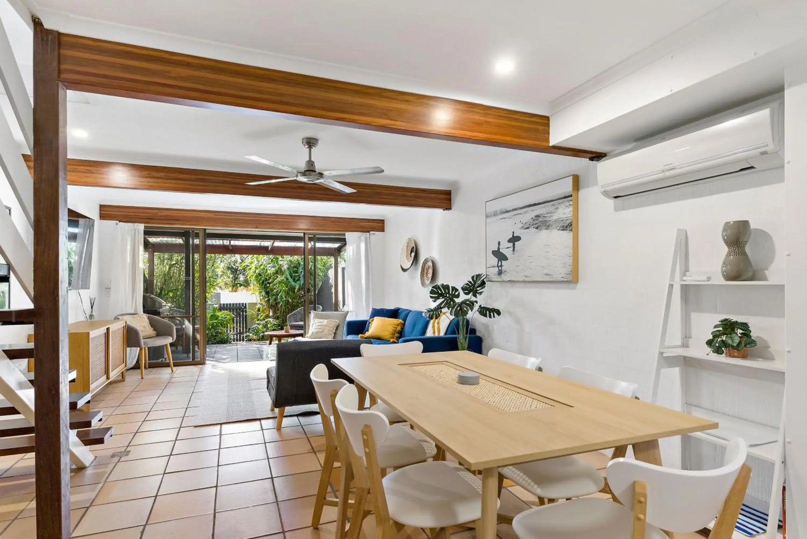 Stylish Townhouse, private courtyard walk to beach