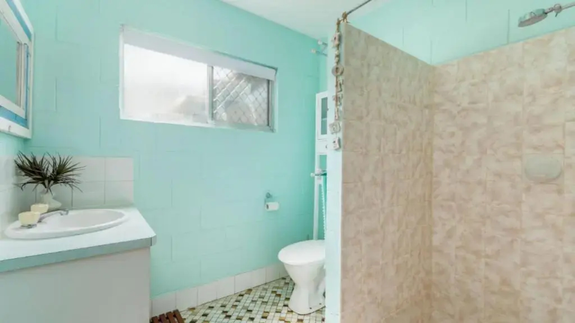 Charm and Comfort in this Ground floor unit with water views! Welsby Pde, Bongaree