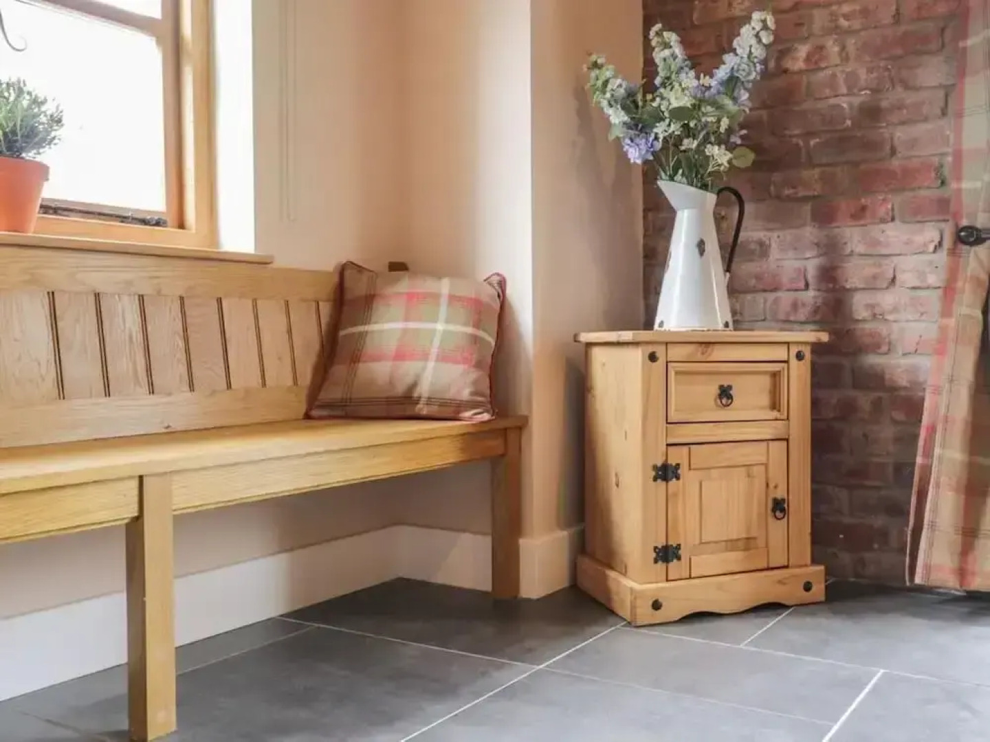 Cosy Barn - Sleeps 8, Hot Tub & Countryside Views