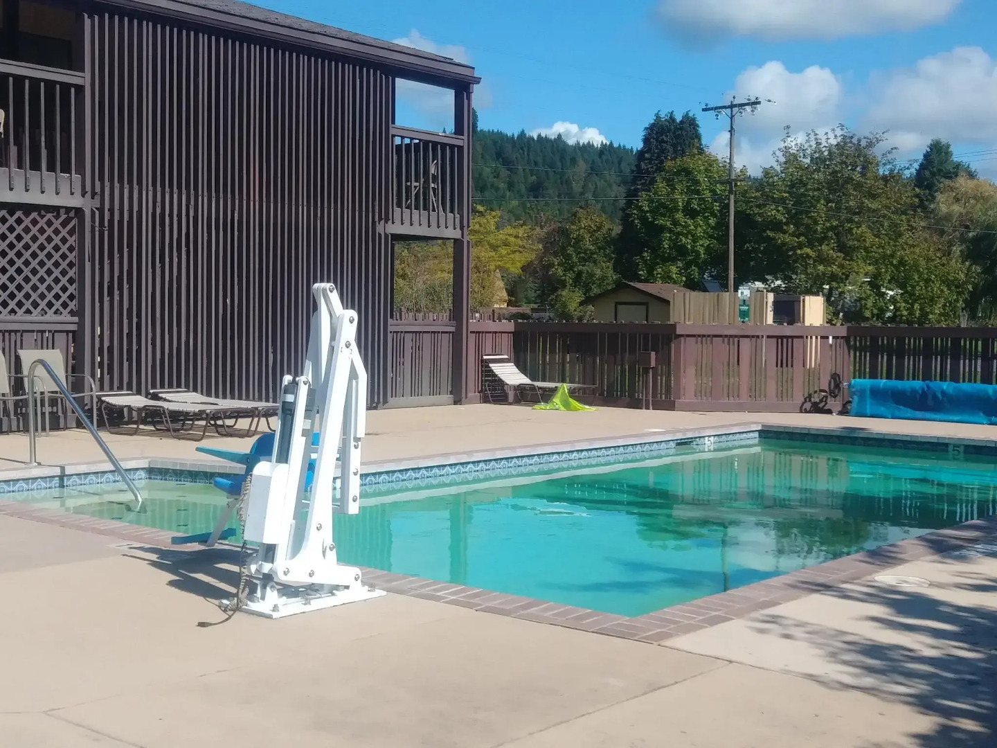 Oakridge Inn & Suites