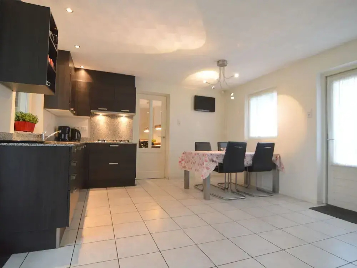 Lovely Group Home With Lots of Privacy, Ideal for Families and Friends