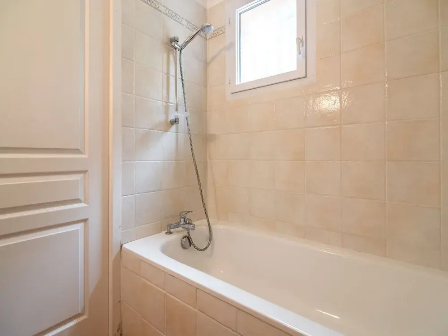 Pleasant Holiday Home in Nans-les-pins With Common Swimming Pool