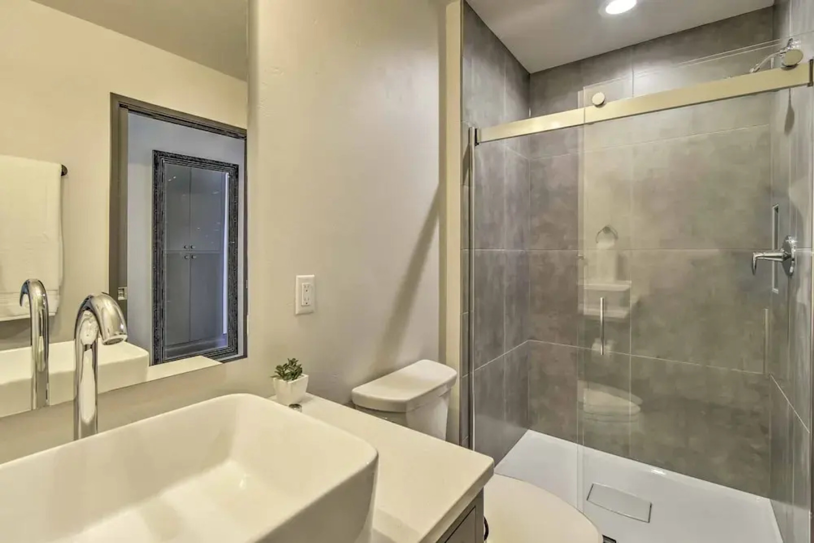 Elkhart Lake Townhome, Mins to Road America!