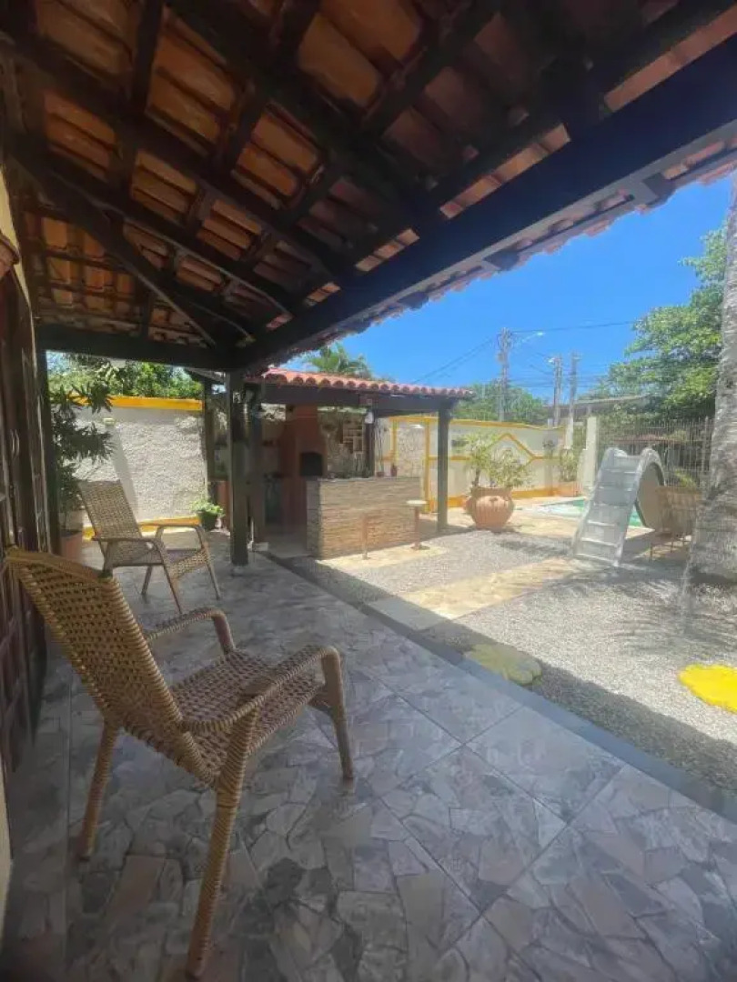 Suíte com varanda vista piscina