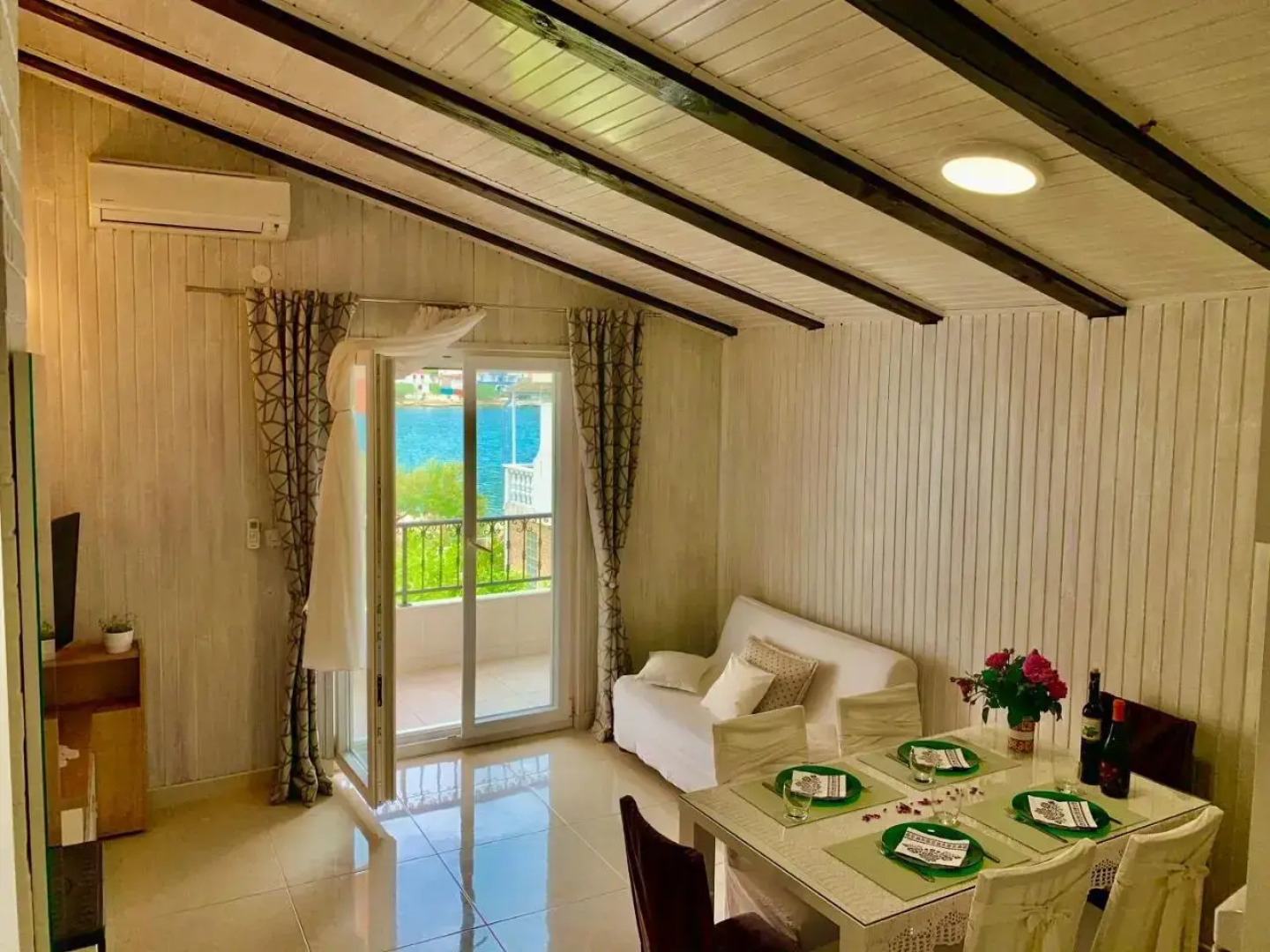 Grebastica Beachfront Apartment