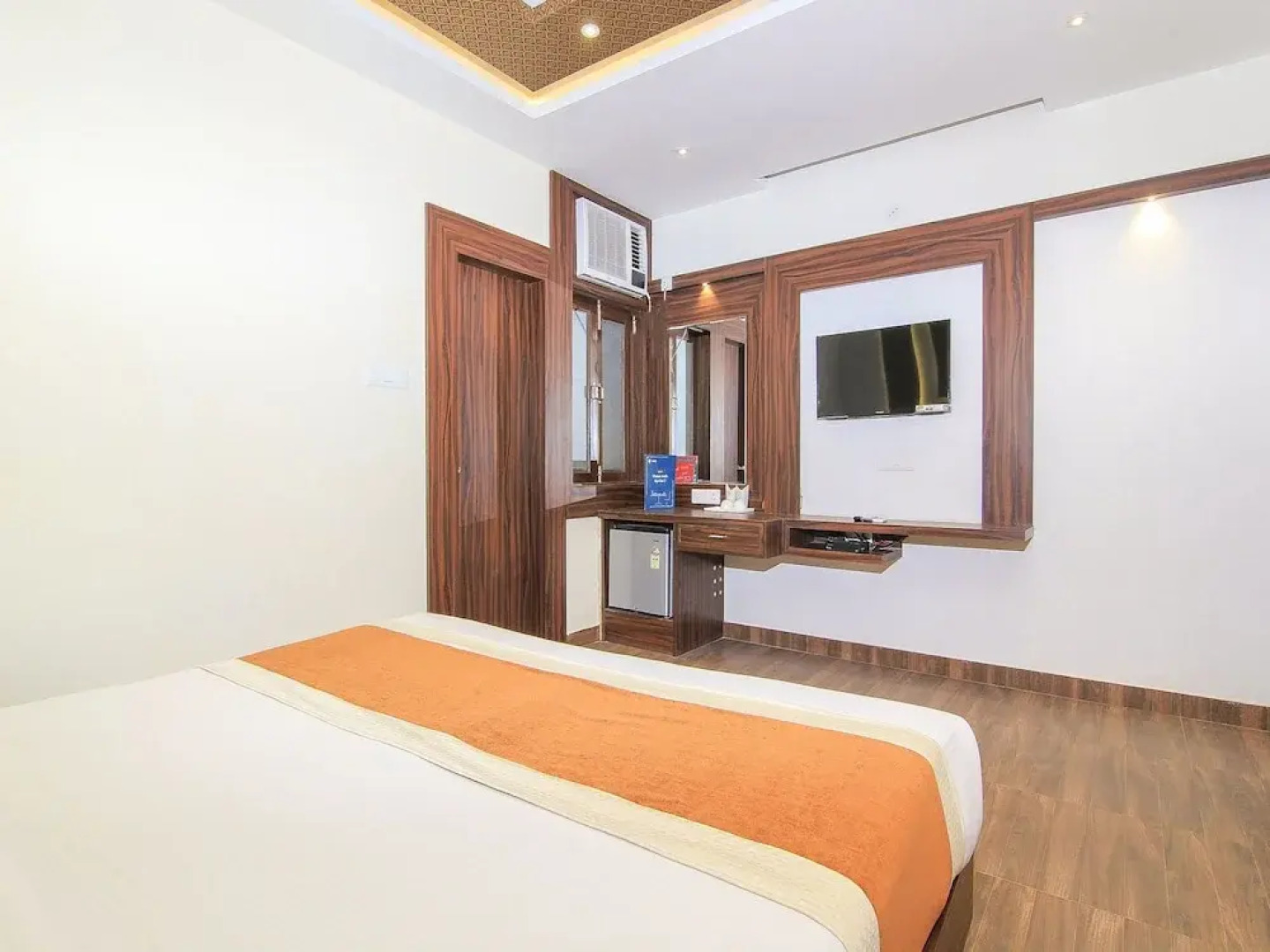 OYO 14886 Hotel Royal Paradise