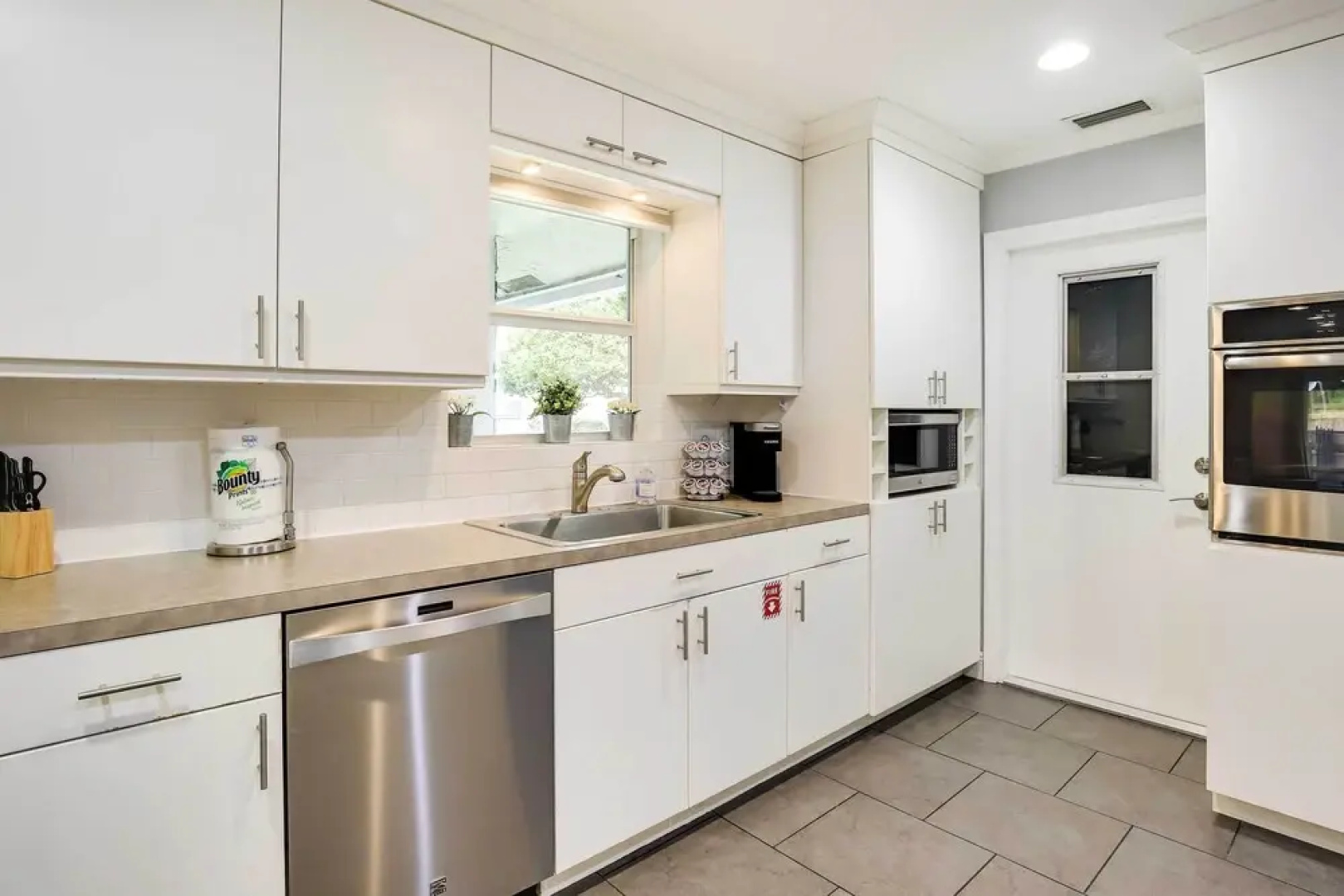 Pet-friendly Paradise w/ Pool ~ 6 Mi to Beach!