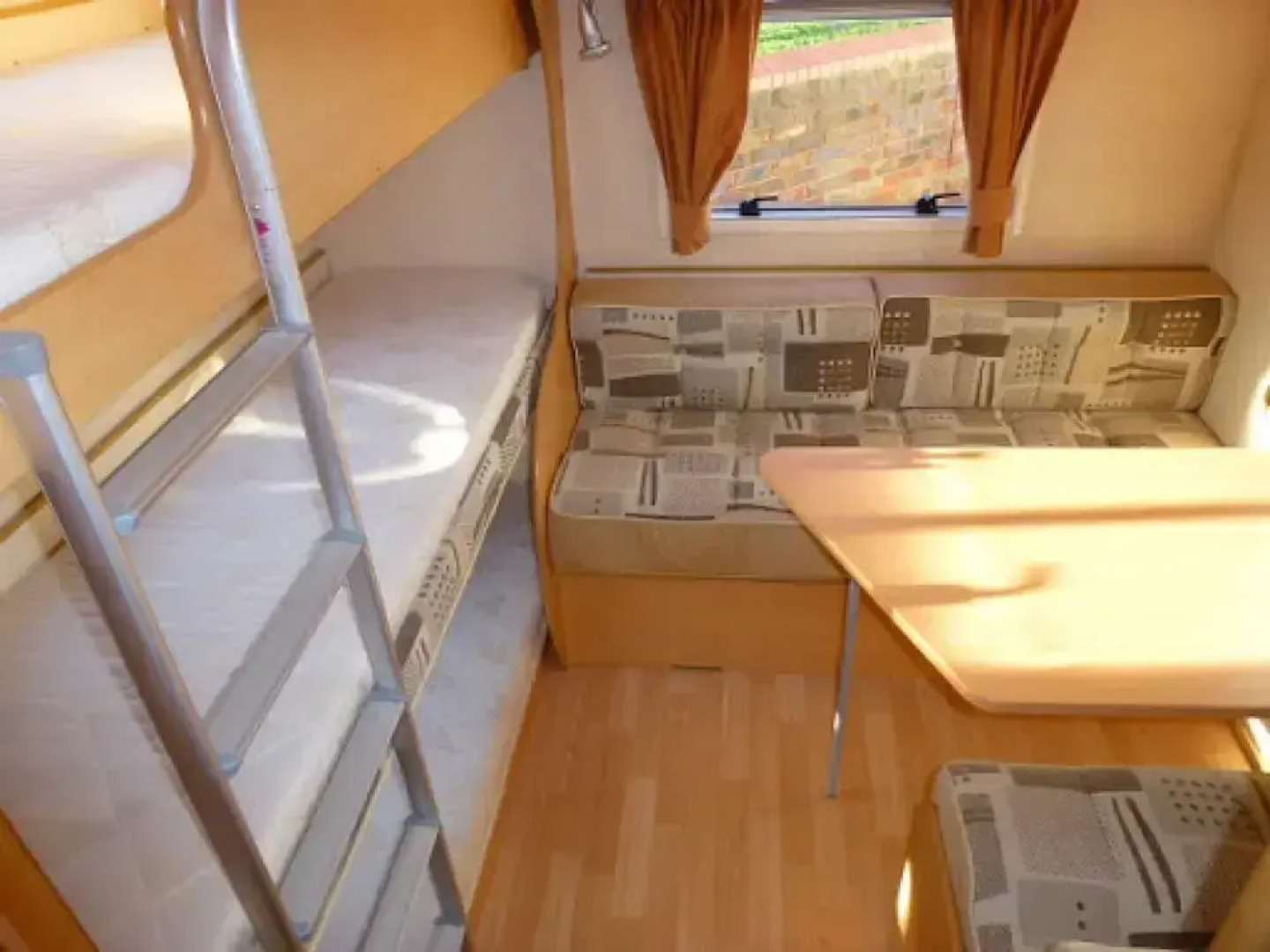 Stayzo Modern Caravan on a Family Friendly Site - With Free Wi-fi in the Chiltern Hills