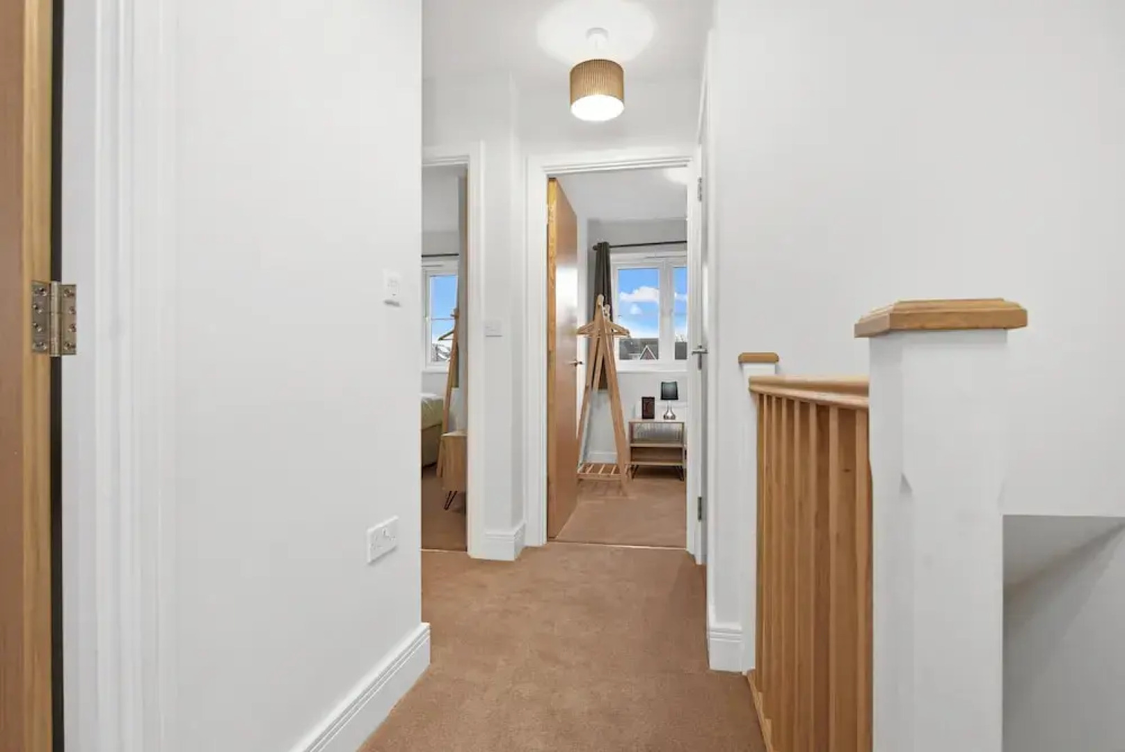 London Heathrow Living Serviced House 4 Bedrooms, 2.5 Bathrooms Up to 9 Beds