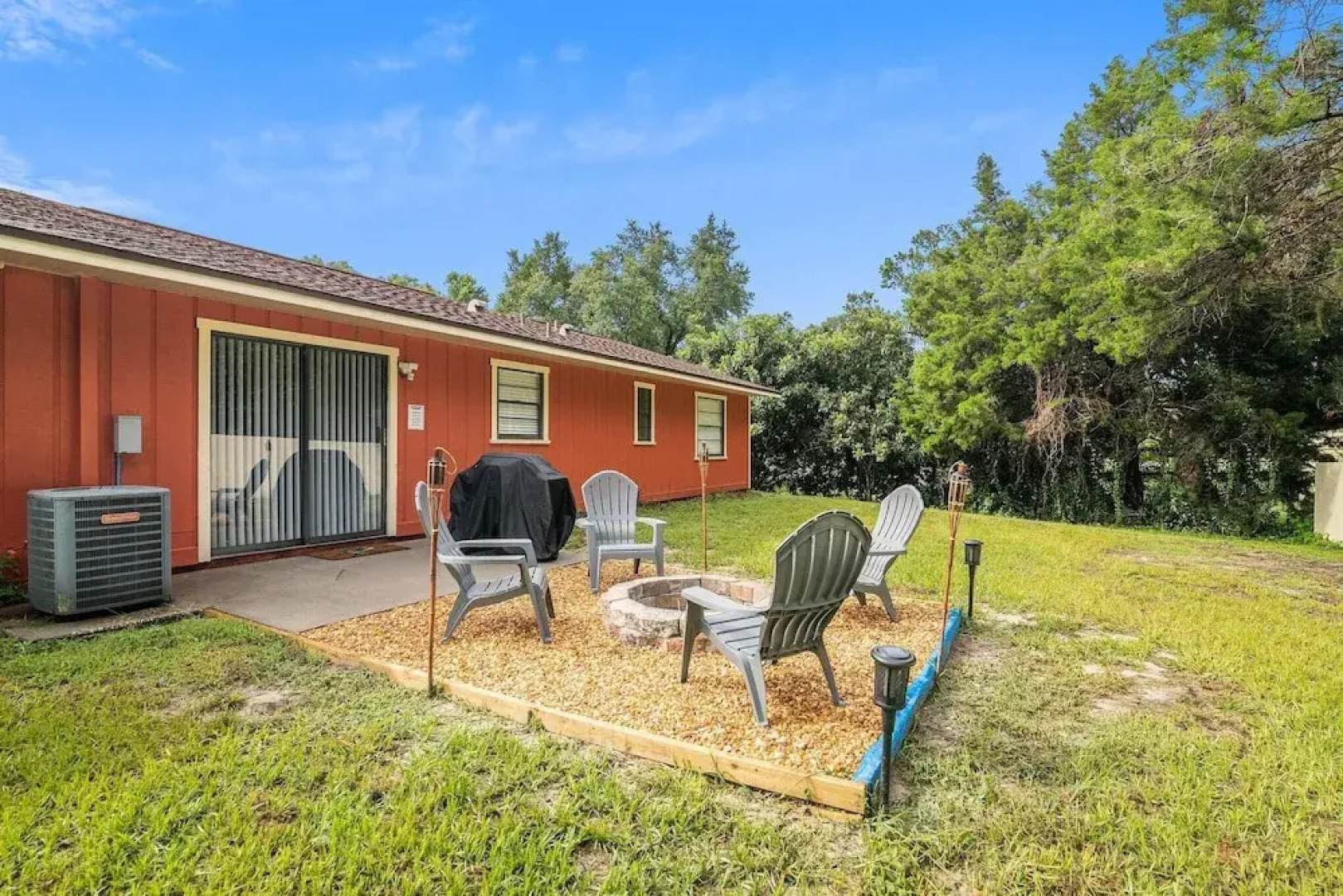 Sunny Retreat - Spacious Yard, Firepit, & Grill 3 Bedroom Home by Redawning