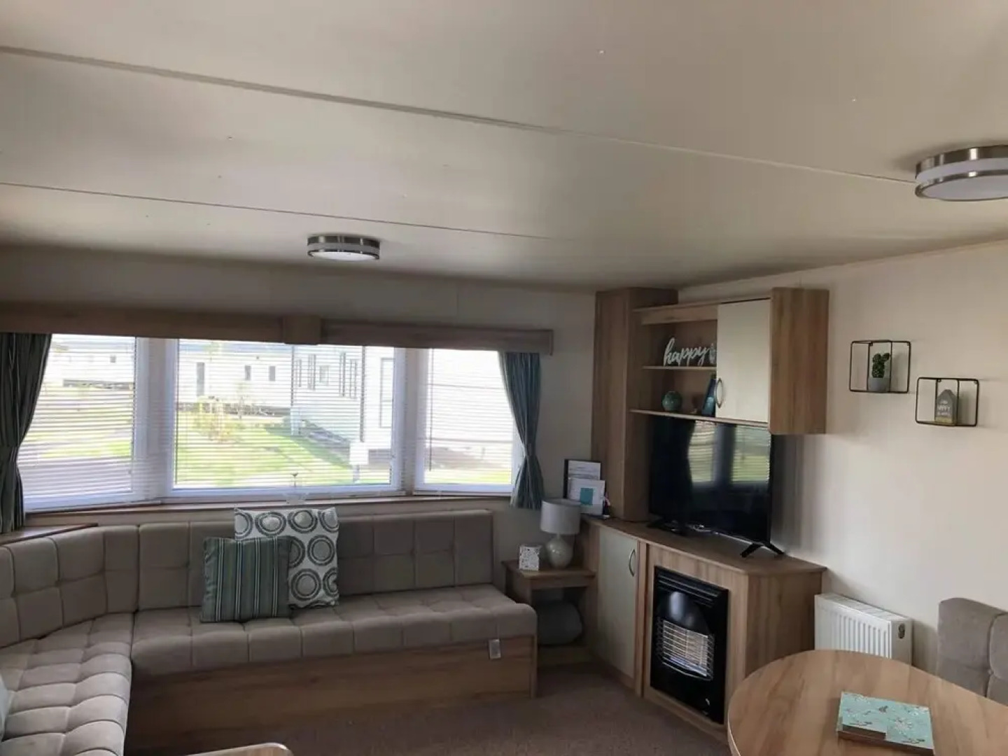Lovely 3-bed Caravan With Hot Tub in Lincolnshire