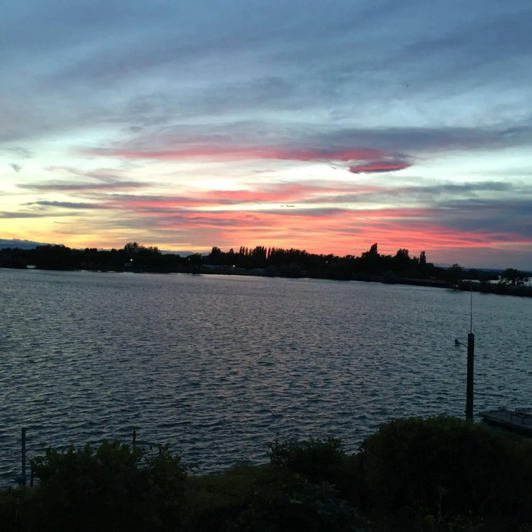 Lakeshore Inn Water Front