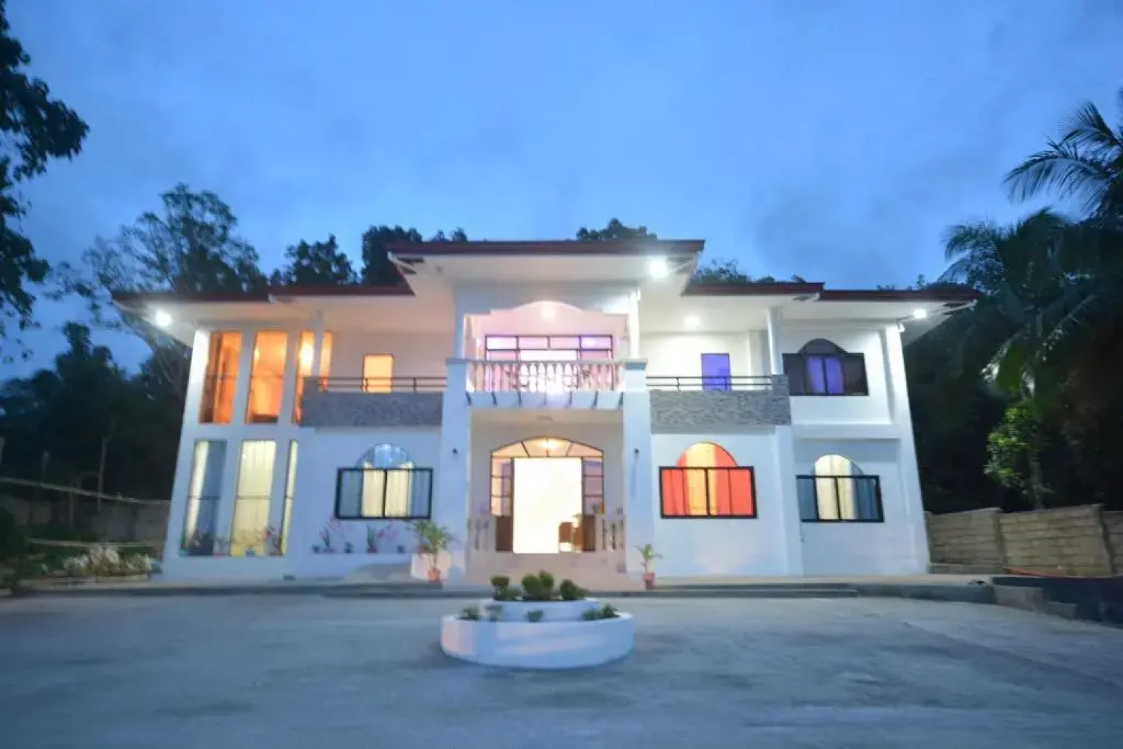 White Summerville Tourist Inn