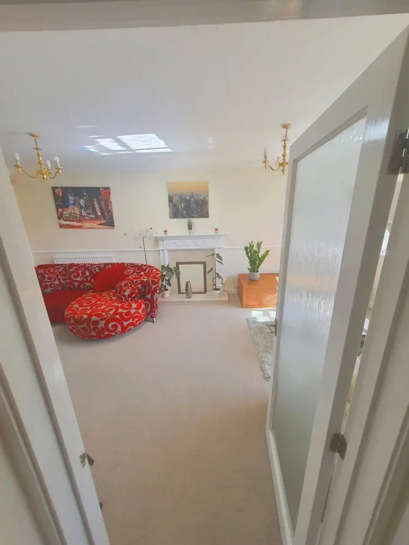 Bright and Spacious Holiday Home in Bradley Stoke