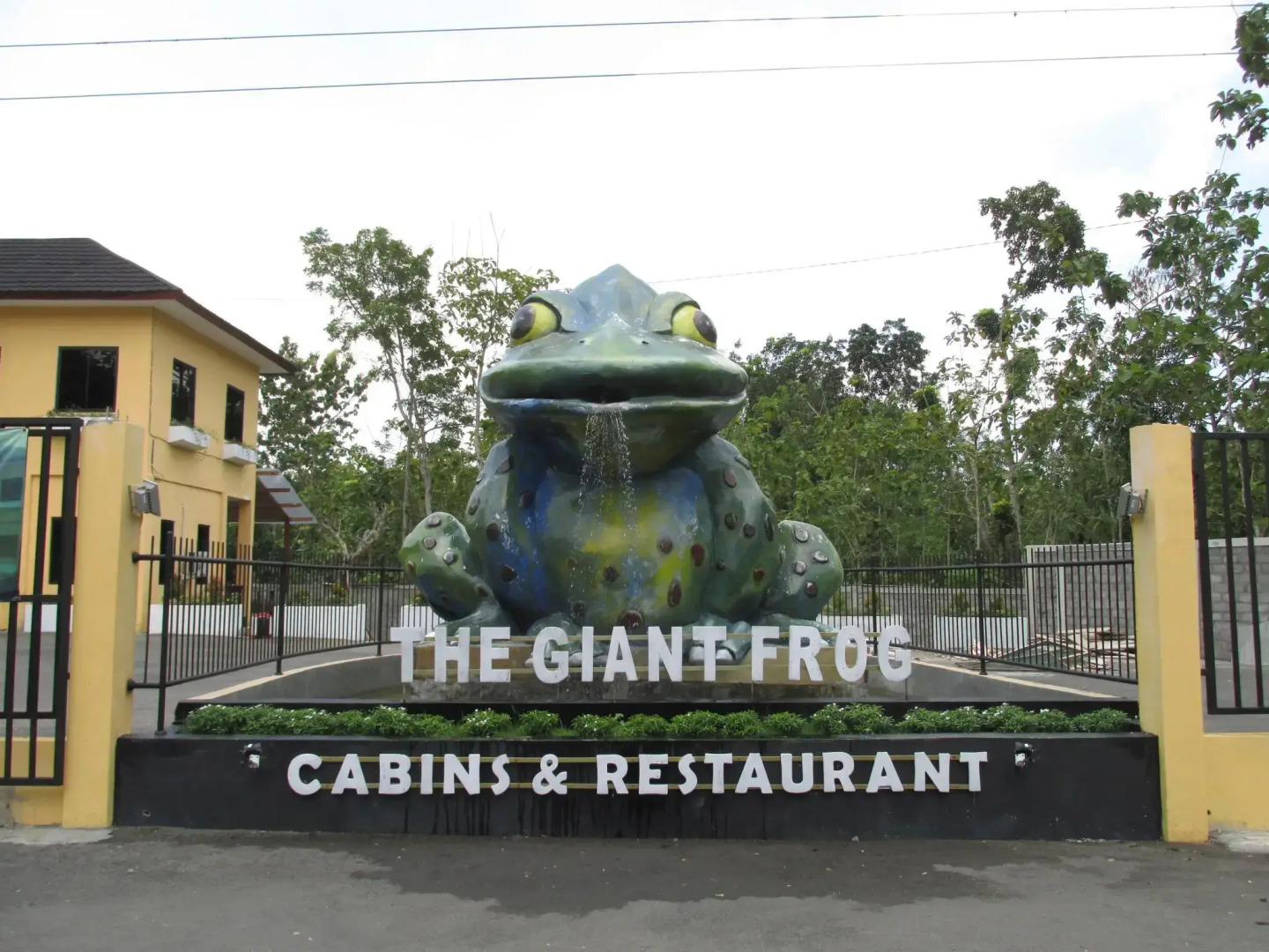 The Giant Frog - Cabins & Restaurant