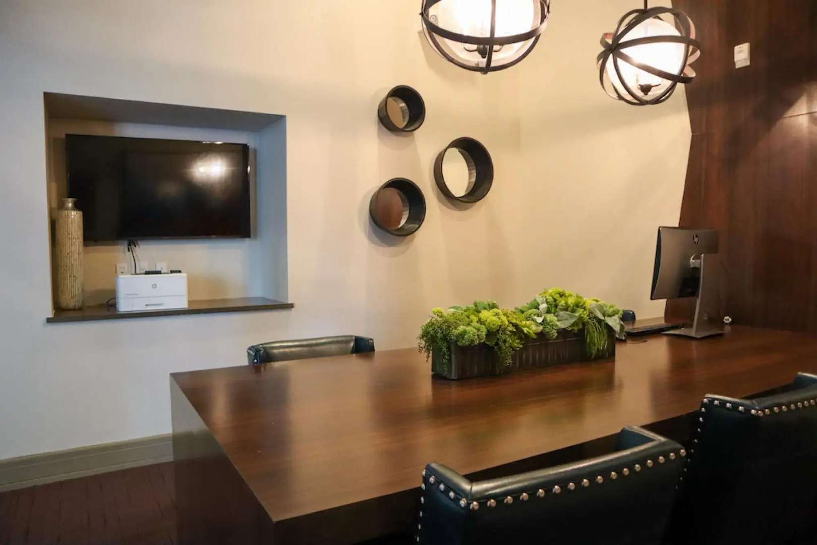 Downtown Location- Parking, Gym, Pool! Modern, Deep Cleaned Apt!