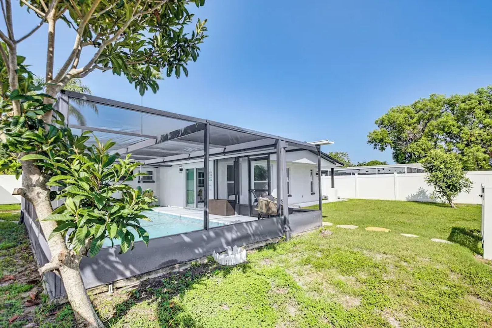 Canal-front Holiday Home Near Beach: Swim & Paddle