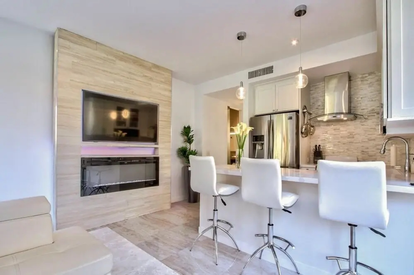 78155c37 1 Bedroom Condo