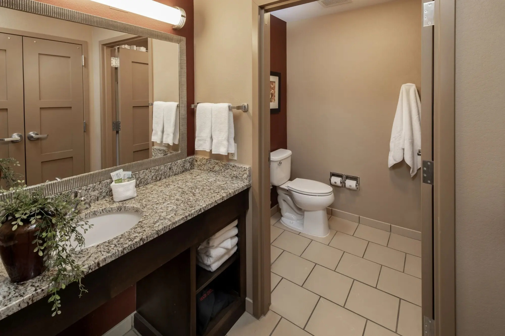 Clubhouse Hotel & Suites Pierre