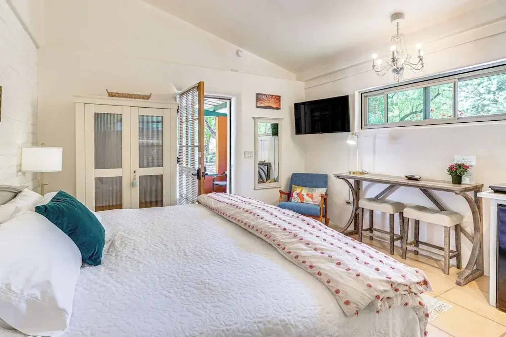 Casa Paloma Studio: Artsy & Airy w/ Hot Tub Access