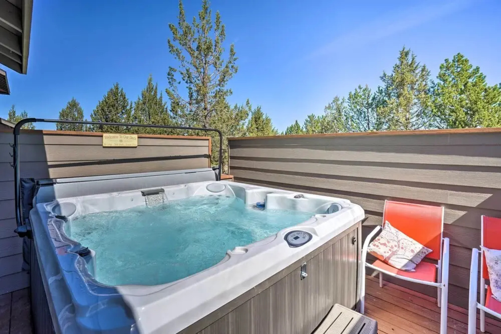 Pet-friendly Townhome w/ Hot Tub in Redmond!