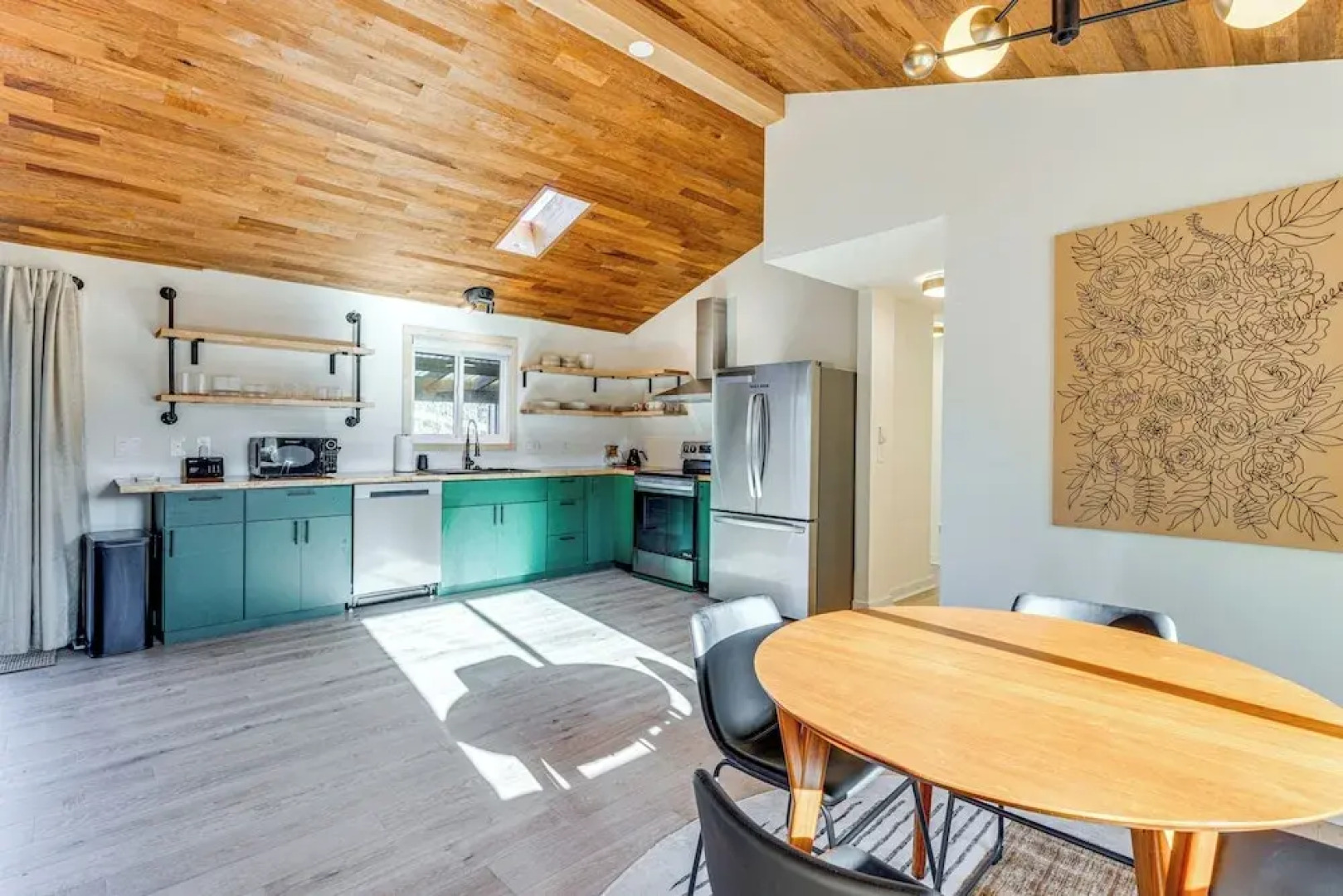 Modern Oregon Cottage w/ Hot Tub: Walk to Beach!