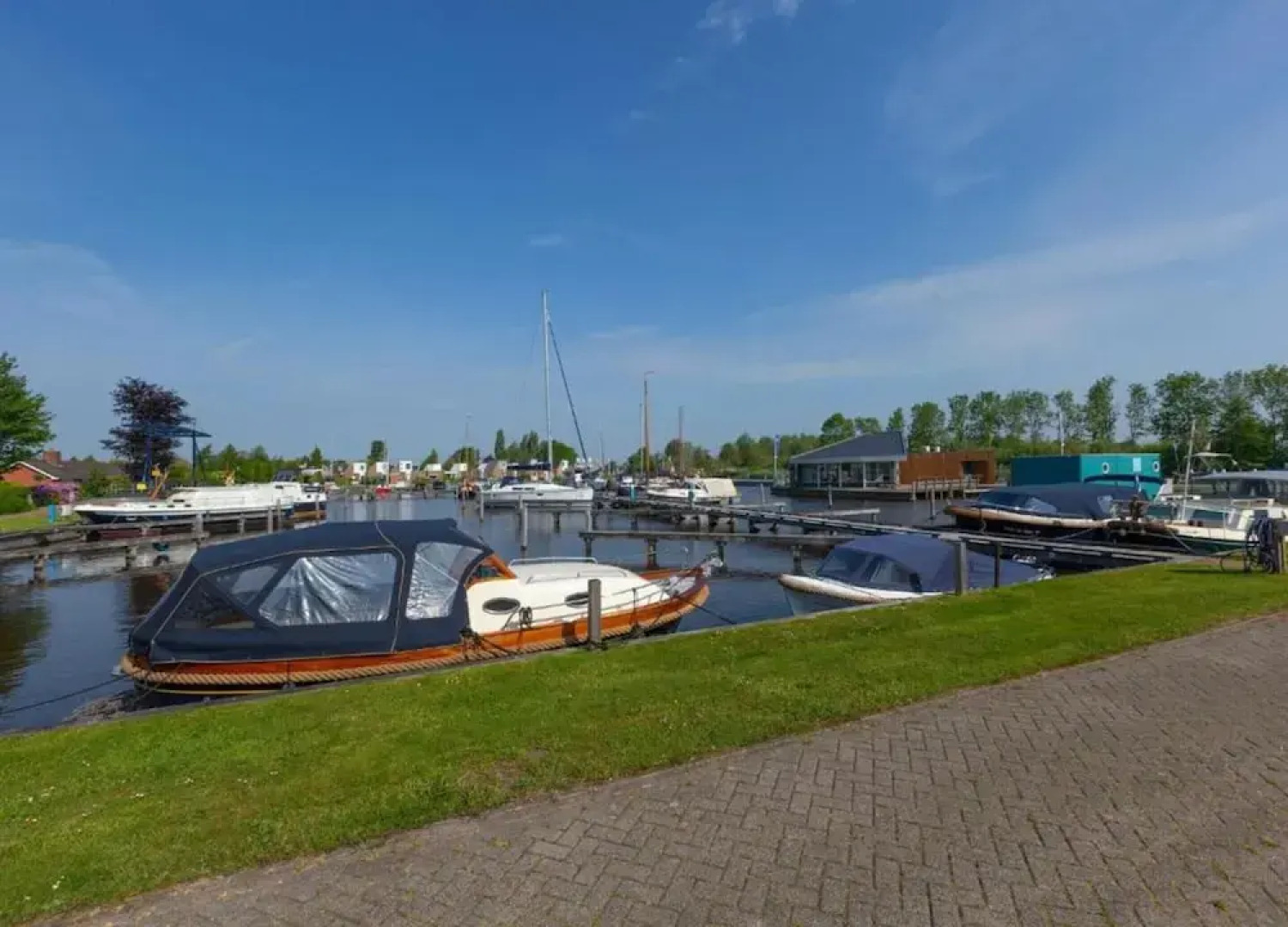 Tranquil Lakeside Stay for 4 Guests