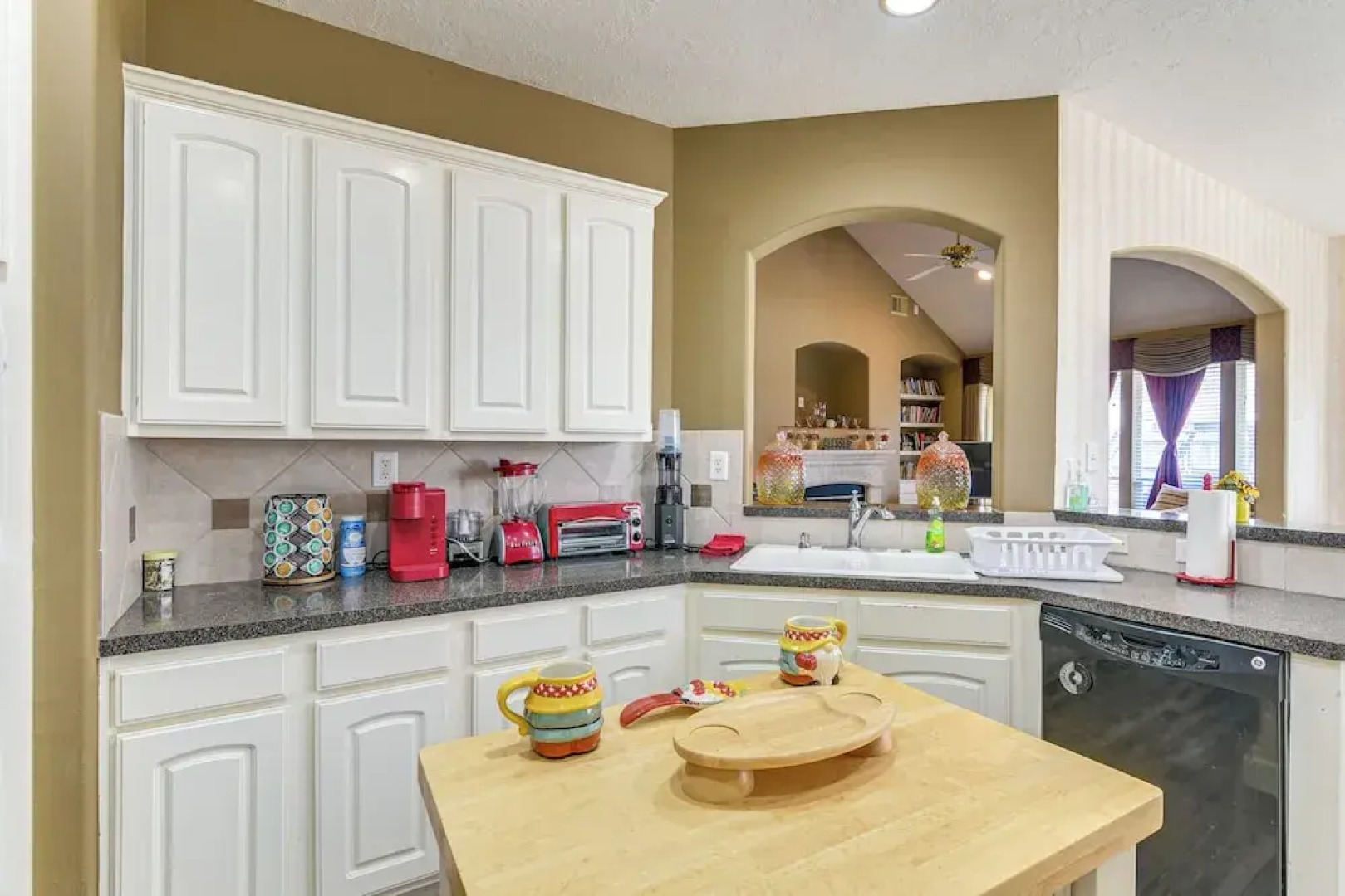 Patio, BBQ & Yard: Family Retreat in Pearland