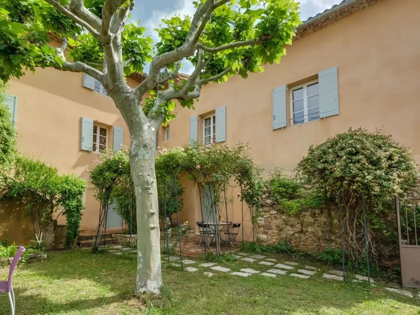 Secluded Holiday Home in Rustrel With Swimming Pool