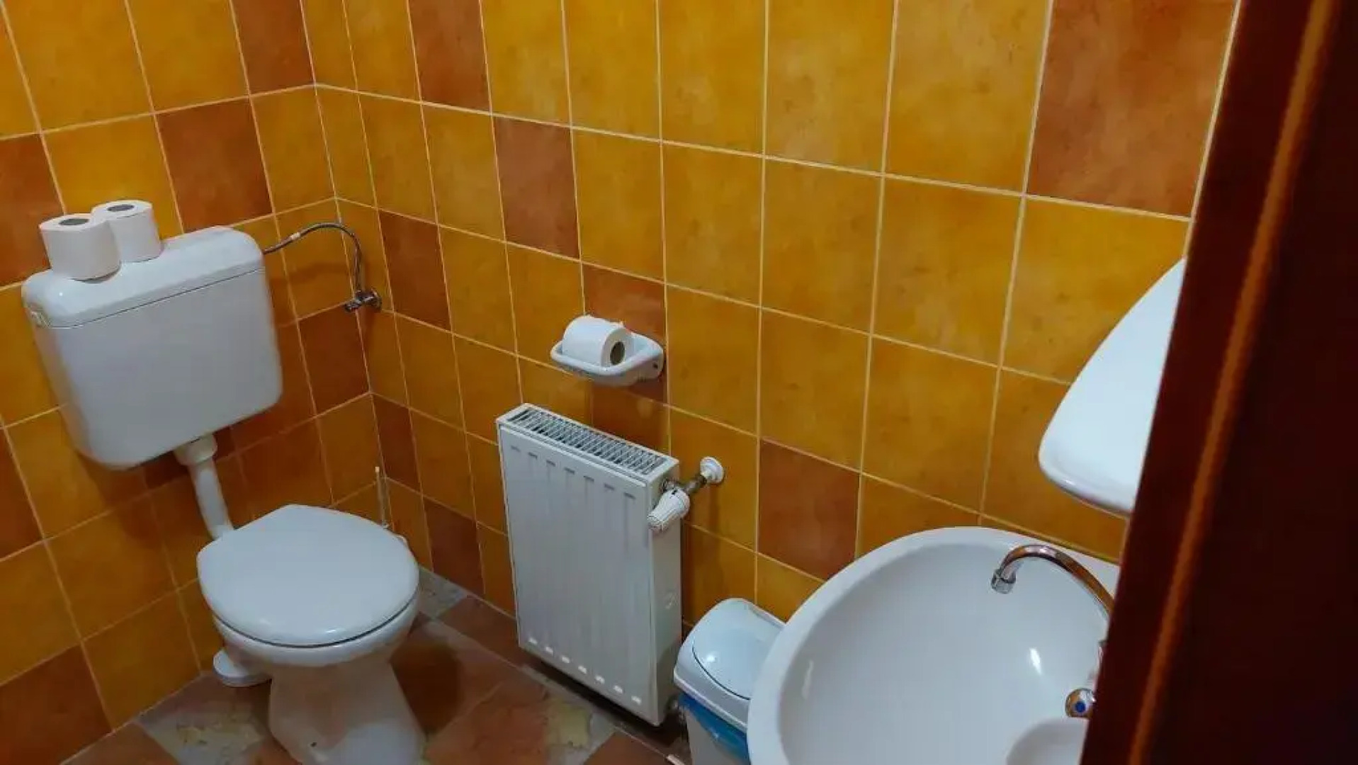 Vadgesztenye Youth Hostel