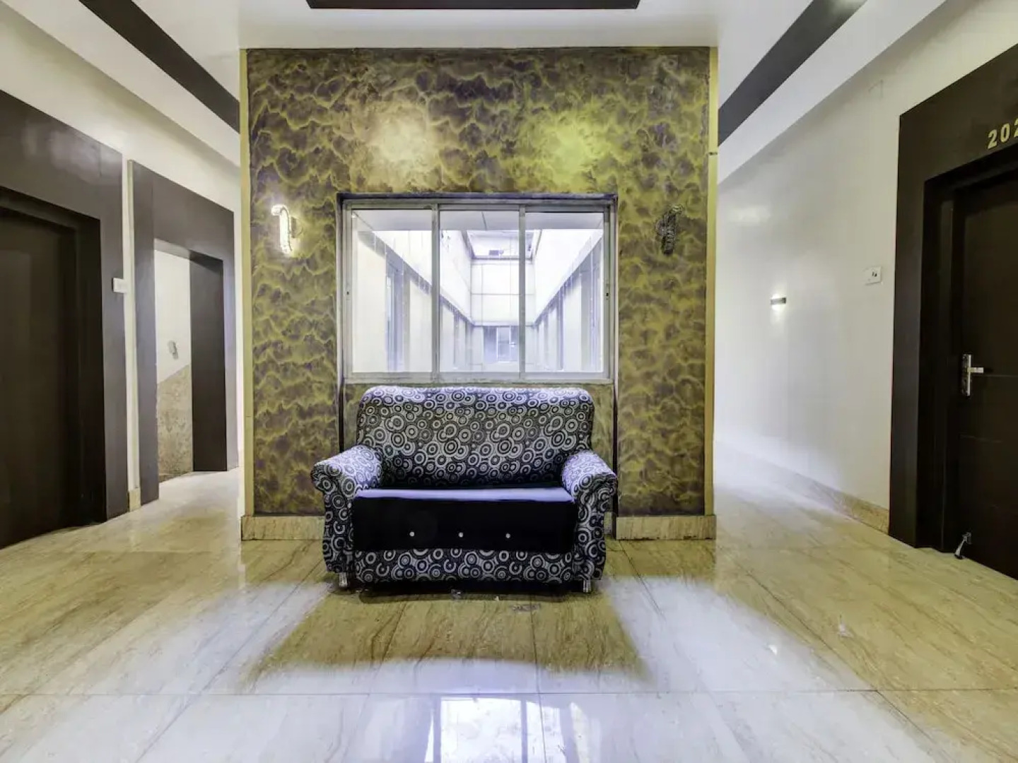 OYO 22530 Savoy Hotel