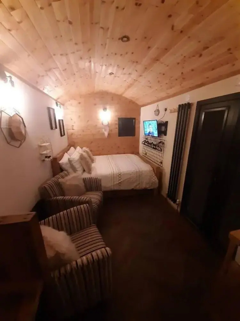 Min yr Afon - Cabin - Sleeps 2 - Hot Tub - Parking